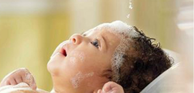 Baby som blir vasket med såpe