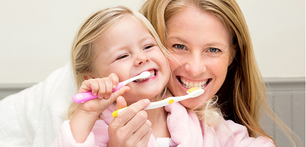 Mor og datter pusser tennene